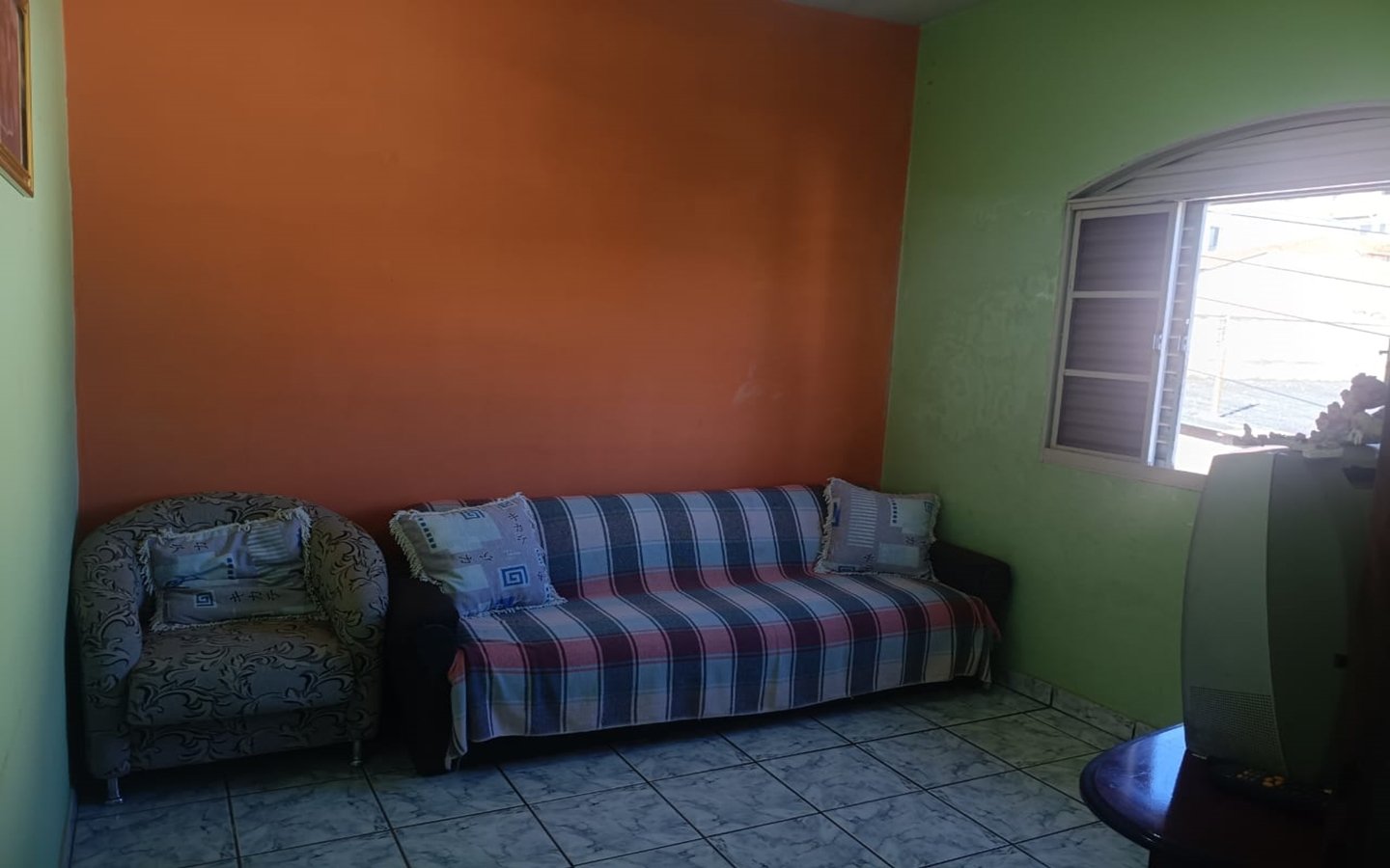 Casa de esquina com 2 garagens independentes e 300m² de construção a venda em Cambui MG