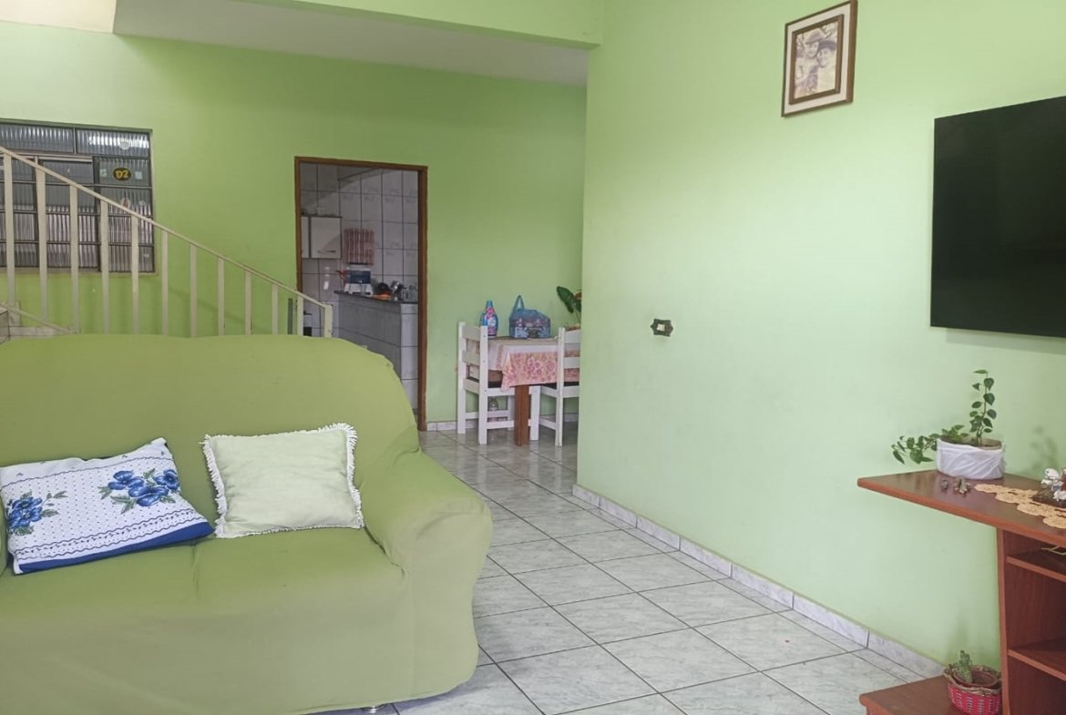 Casa de esquina com 2 garagens independentes e 300m² de construção a venda em Cambui MG