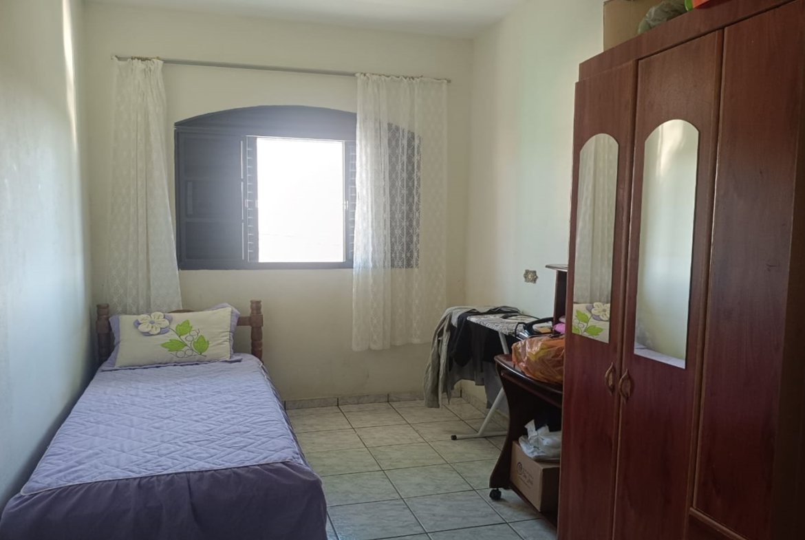 Casa de esquina com 2 garagens independentes e 300m² de construção a venda em Cambui MG