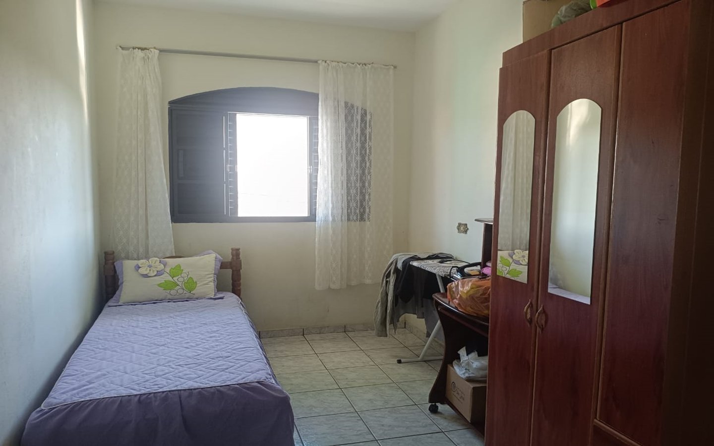 Casa de esquina com 2 garagens independentes e 300m² de construção a venda em Cambui MG