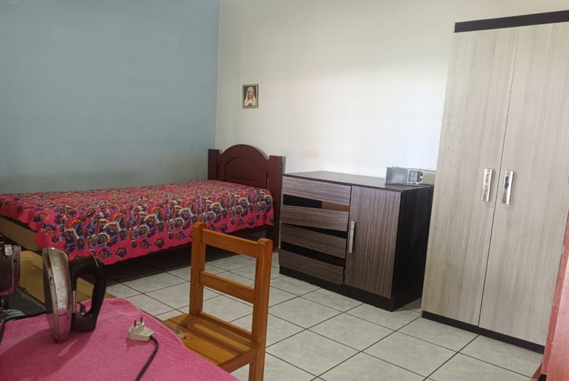 Casa de esquina com 2 garagens independentes e 300m² de construção a venda em Cambui MG