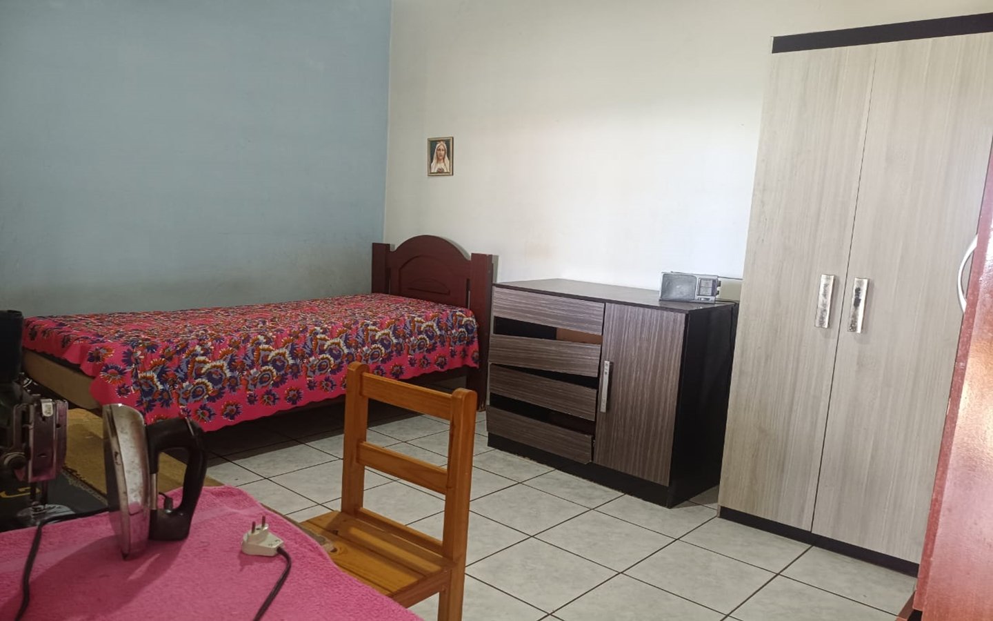 Casa de esquina com 2 garagens independentes e 300m² de construção a venda em Cambui MG