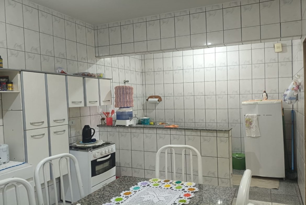 Casa de esquina com 2 garagens independentes e 300m² de construção a venda em Cambui MG