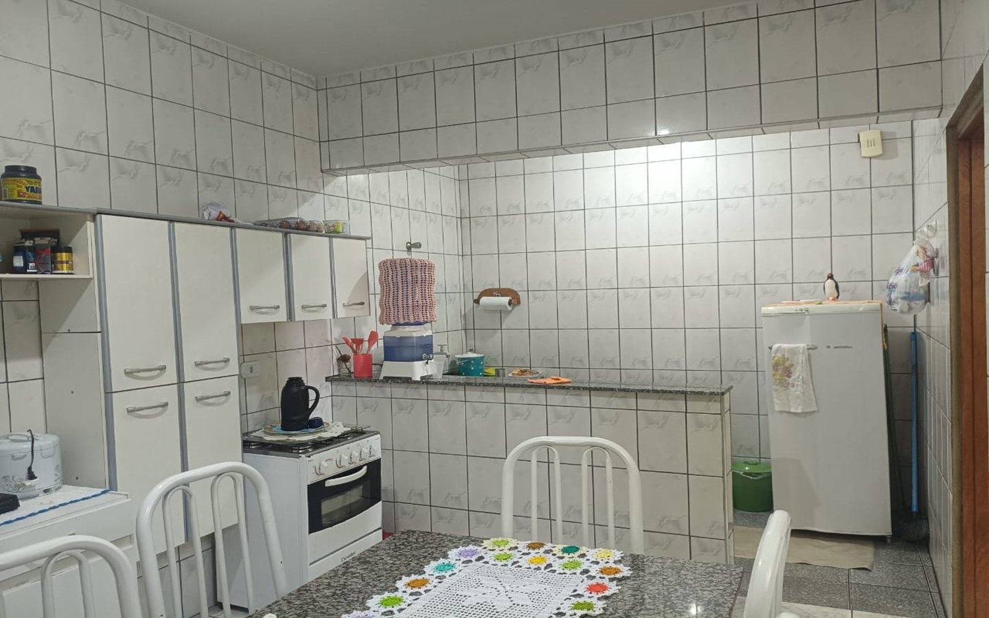 Casa de esquina com 2 garagens independentes e 300m² de construção a venda em Cambui MG