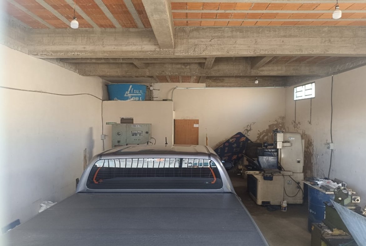Casa de esquina com 2 garagens independentes e 300m² de construção a venda em Cambui MG