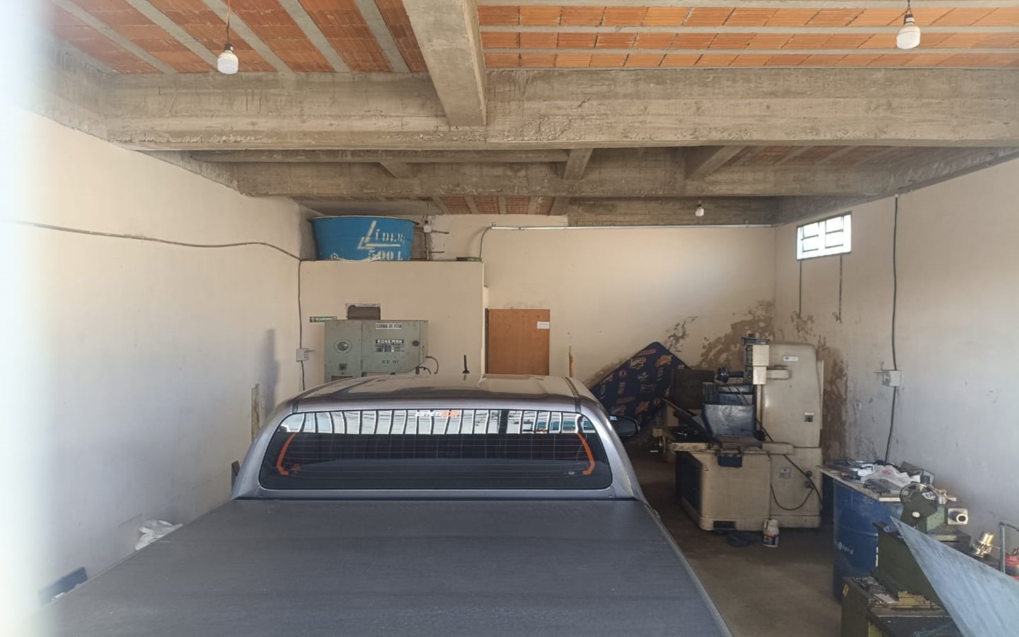 Casa de esquina com 2 garagens independentes e 300m² de construção a venda em Cambui MG