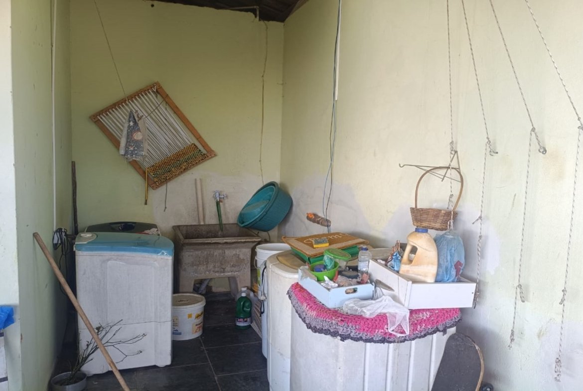 Casa de esquina com 2 garagens independentes e 300m² de construção a venda em Cambui MG