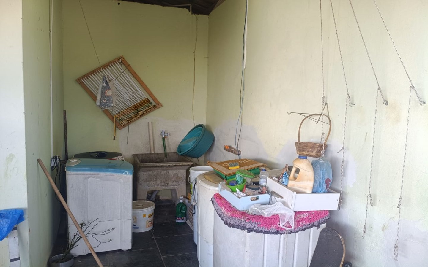 Casa de esquina com 2 garagens independentes e 300m² de construção a venda em Cambui MG