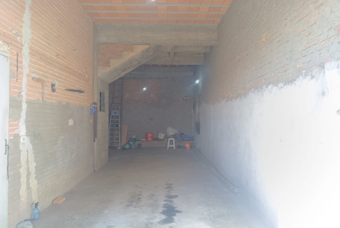 Casa de esquina com 2 garagens independentes e 300m² de construção a venda em Cambui MG