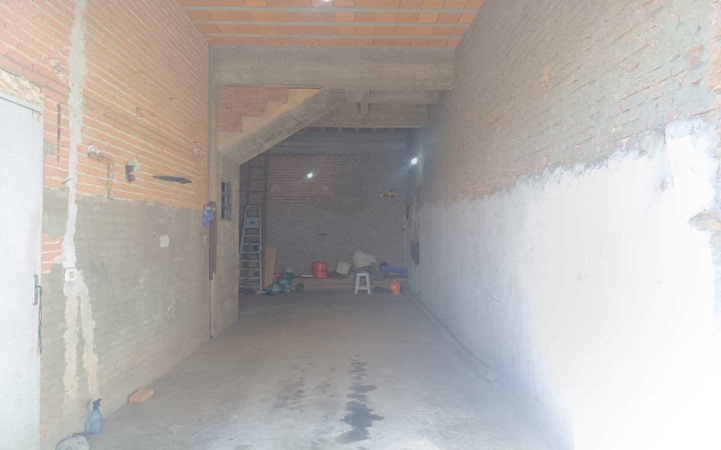 Casa de esquina com 2 garagens independentes e 300m² de construção a venda em Cambui MG