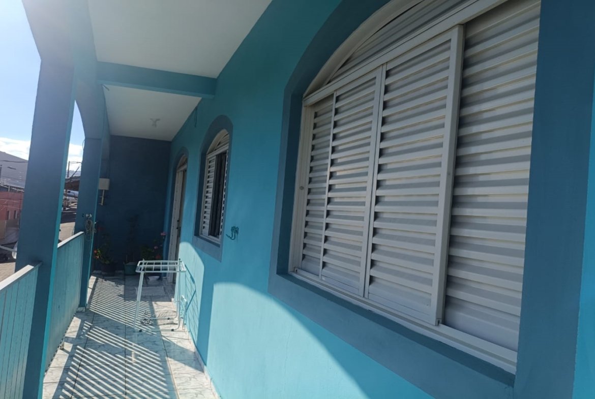 Casa de esquina com 2 garagens independentes e 300m² de construção a venda em Cambui MG