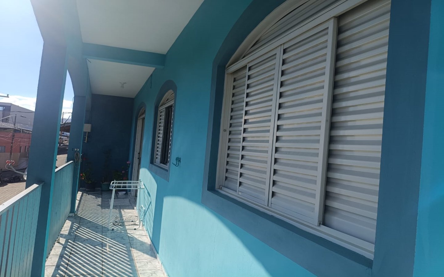 Casa de esquina com 2 garagens independentes e 300m² de construção a venda em Cambui MG
