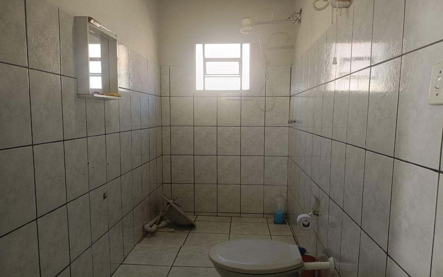 Casa de esquina com 2 garagens independentes e 300m² de construção a venda em Cambui MG