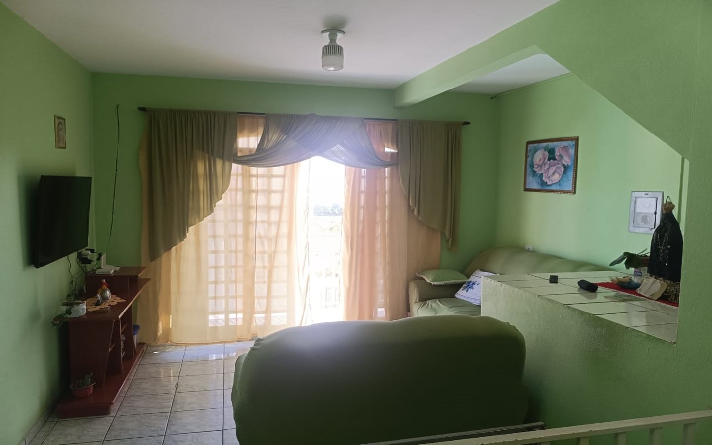Casa de esquina com 2 garagens independentes e 300m² de construção a venda em Cambui MG