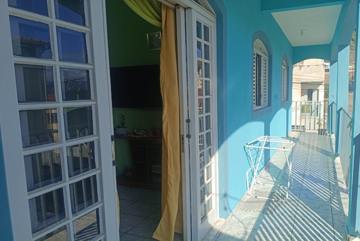 Casa de esquina com 2 garagens independentes e 300m² de construção a venda em Cambui MG