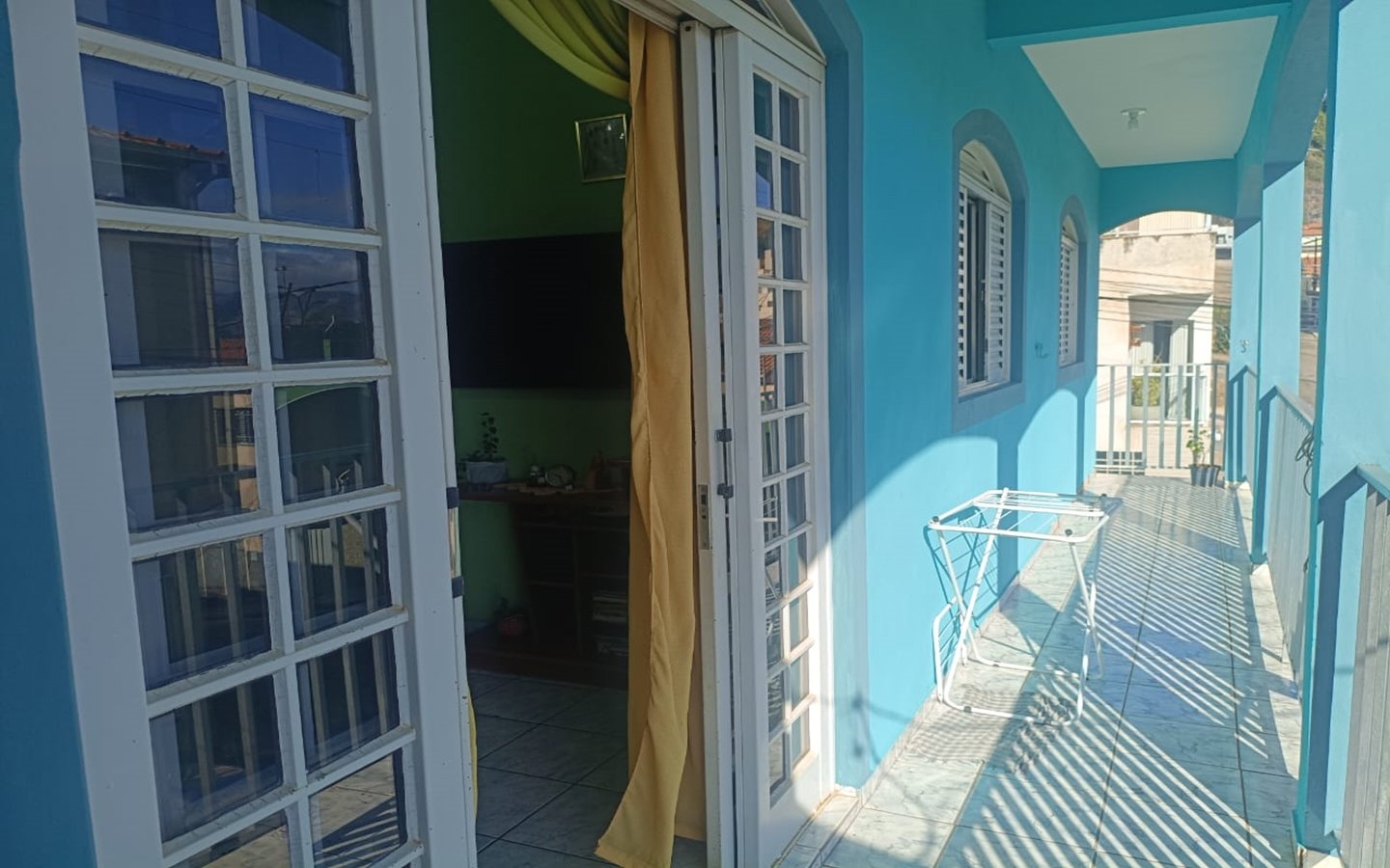 Casa de esquina com 2 garagens independentes e 300m² de construção a venda em Cambui MG