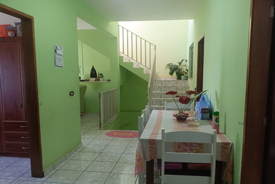 Casa de esquina com 2 garagens independentes e 300m² de construção a venda em Cambui MG