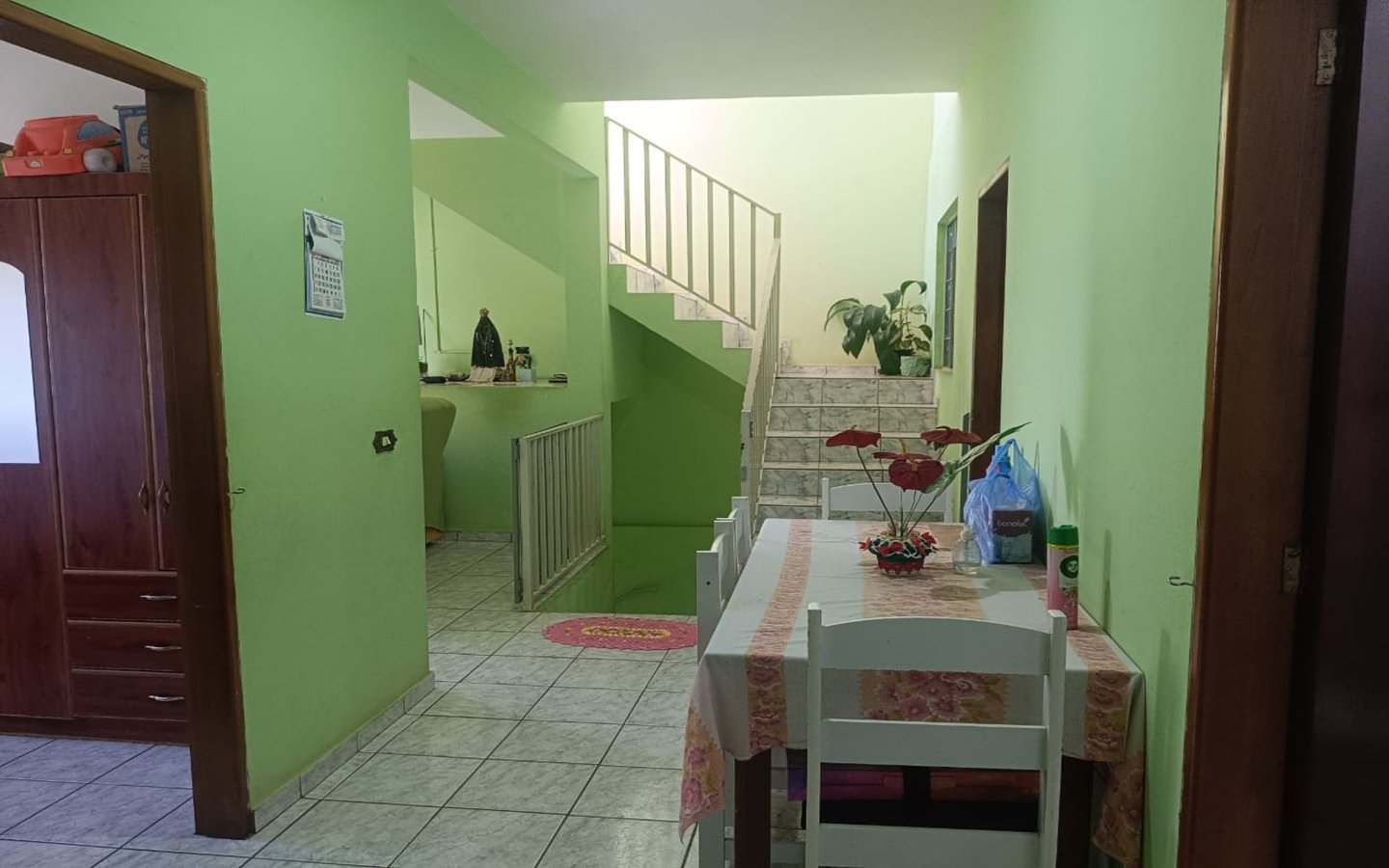 Casa de esquina com 2 garagens independentes e 300m² de construção a venda em Cambui MG
