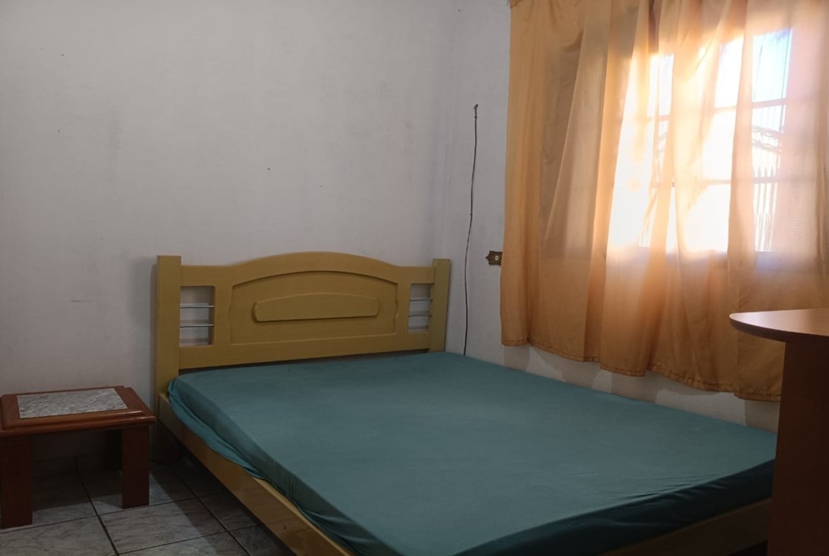 Casa de esquina com 2 garagens independentes e 300m² de construção a venda em Cambui MG