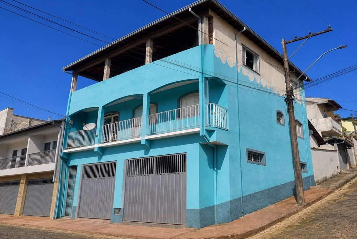 Casa de esquina com 2 garagens independentes e 300m² de construção a venda em Cambui MG