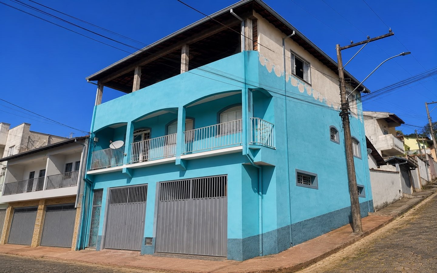 Casa de esquina com 2 garagens independentes e 300m² de construção a venda em Cambui MG