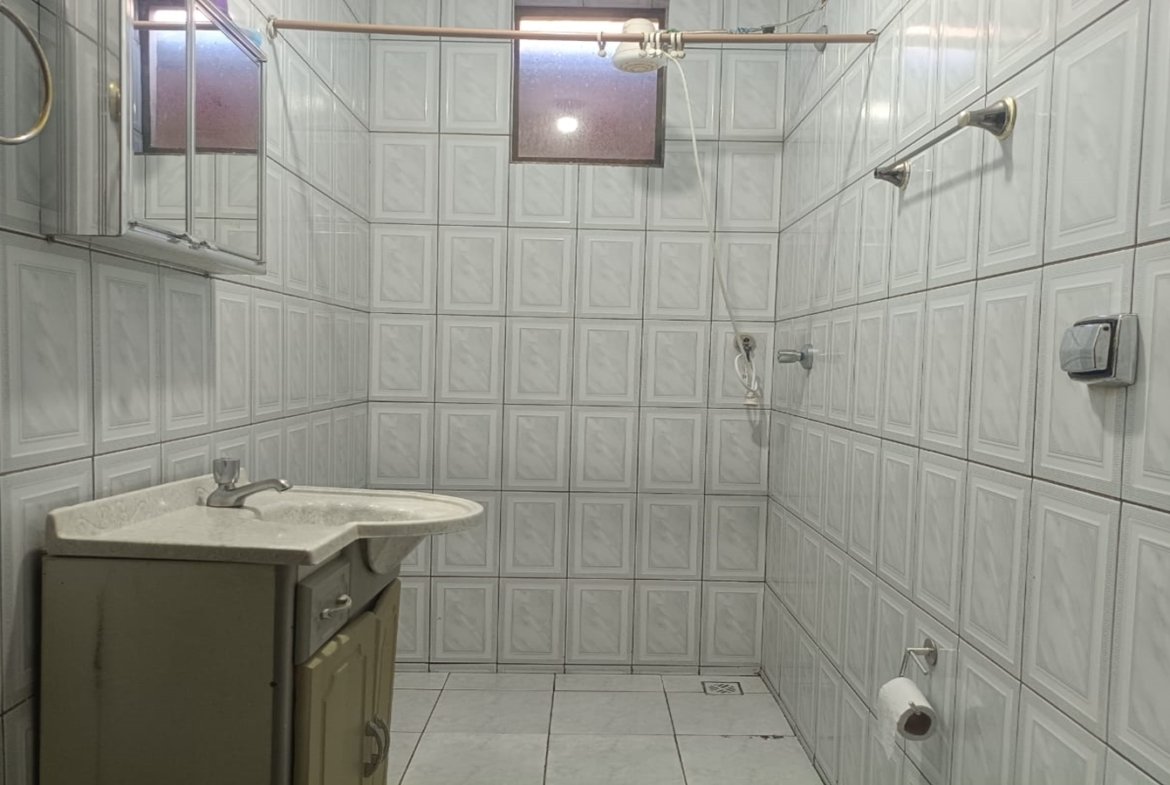 Casa de esquina com 2 garagens independentes e 300m² de construção a venda em Cambui MG
