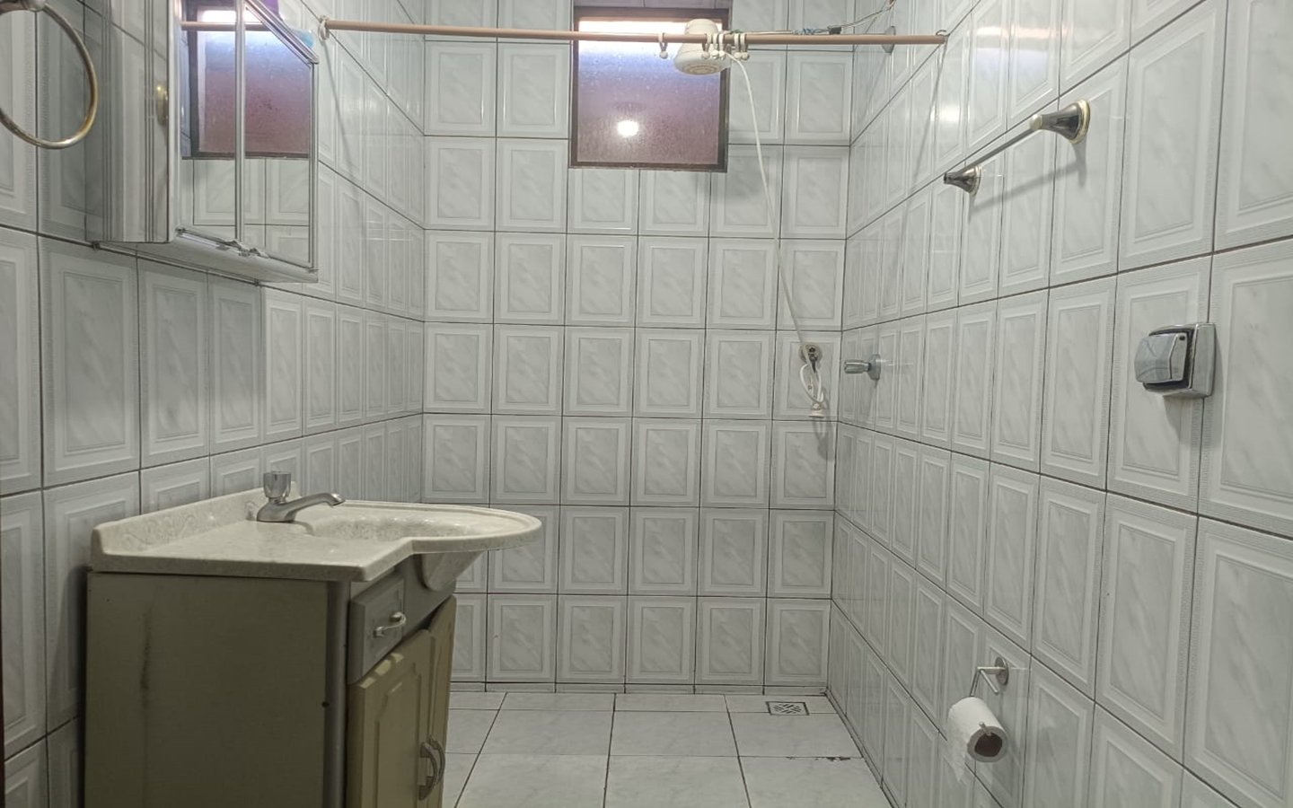 Casa de esquina com 2 garagens independentes e 300m² de construção a venda em Cambui MG