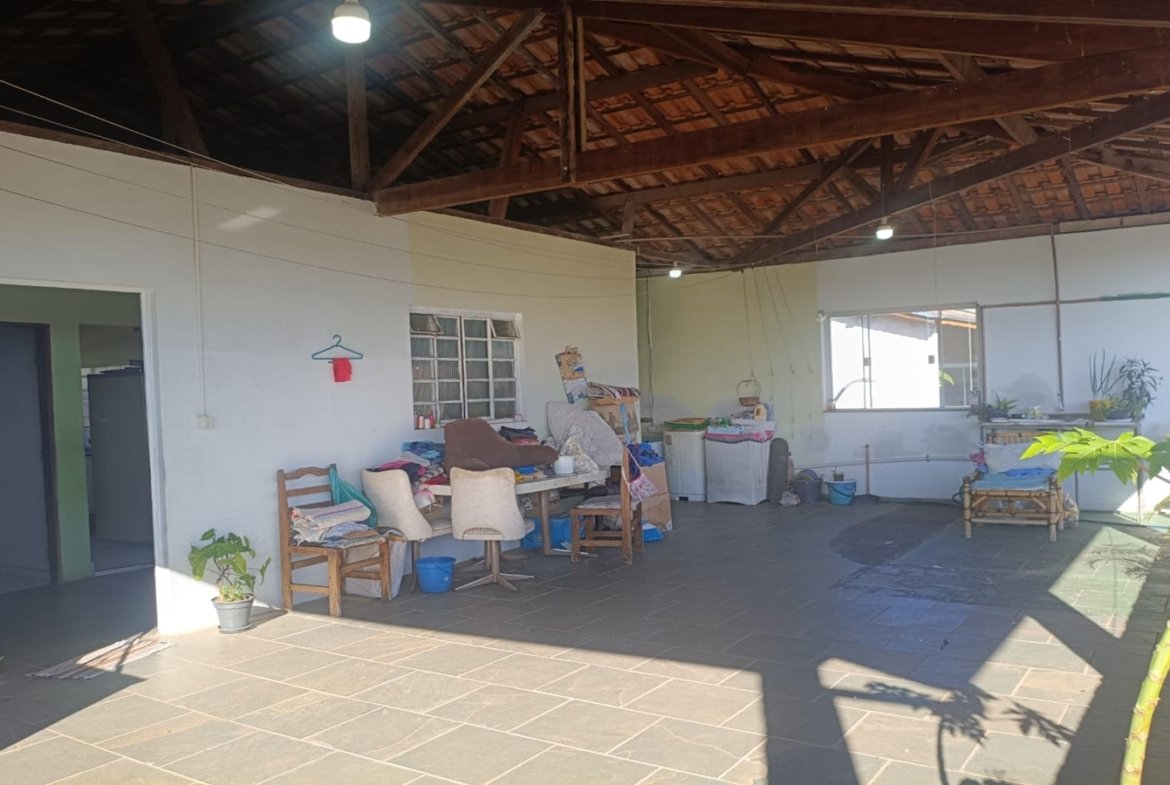 Casa de esquina com 2 garagens independentes e 300m² de construção a venda em Cambui MG