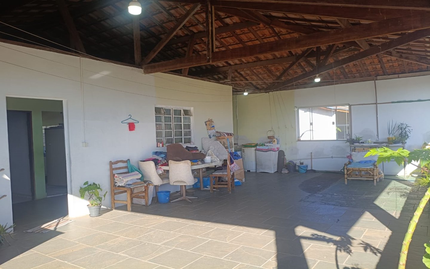 Casa de esquina com 2 garagens independentes e 300m² de construção a venda em Cambui MG