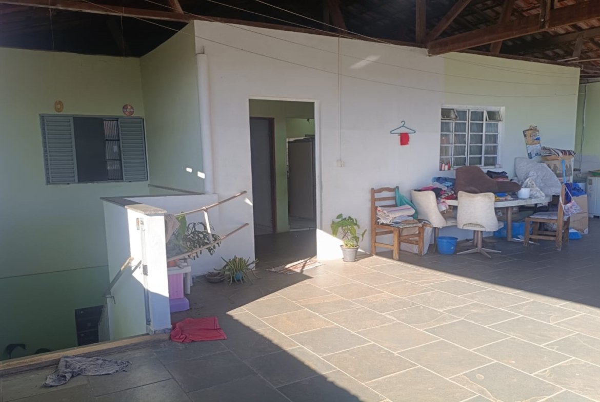 Casa de esquina com 2 garagens independentes e 300m² de construção a venda em Cambui MG