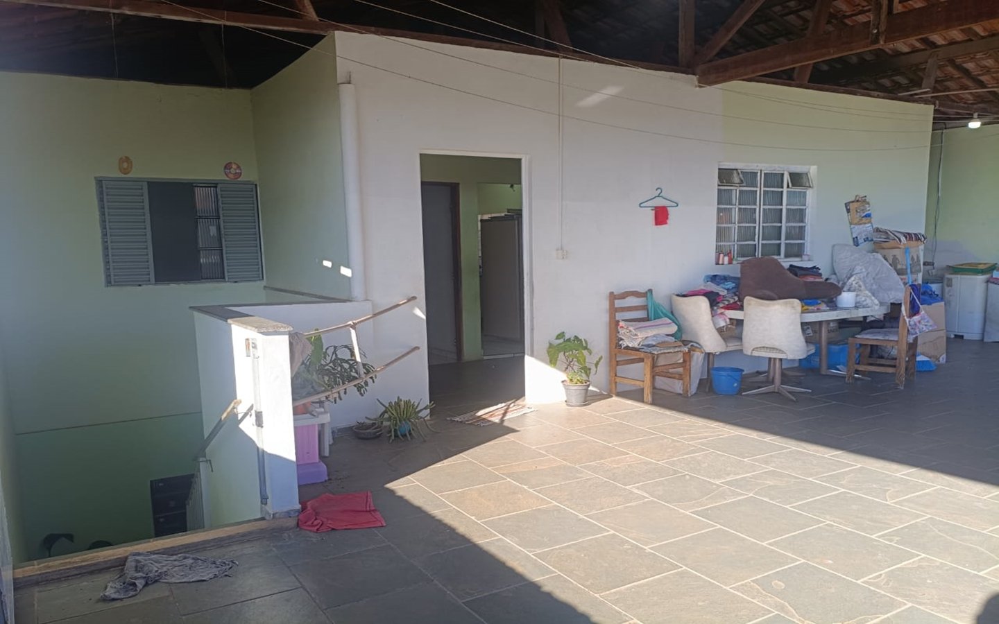 Casa de esquina com 2 garagens independentes e 300m² de construção a venda em Cambui MG