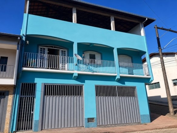 Casa de esquina com 2 garagens independentes e 300m² de construção a venda em Cambui MG