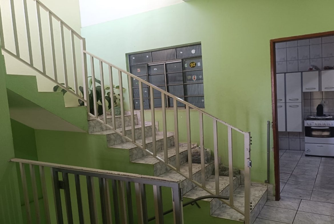 Casa de esquina com 2 garagens independentes e 300m² de construção a venda em Cambui MG