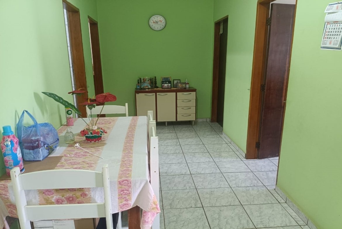 Casa de esquina com 2 garagens independentes e 300m² de construção a venda em Cambui MG