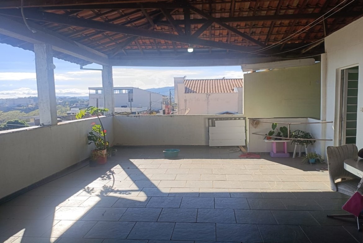 Casa de esquina com 2 garagens independentes e 300m² de construção a venda em Cambui MG