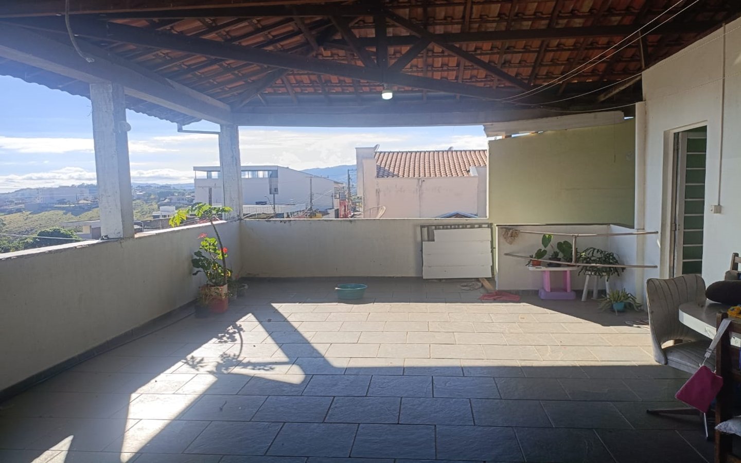 Casa de esquina com 2 garagens independentes e 300m² de construção a venda em Cambui MG
