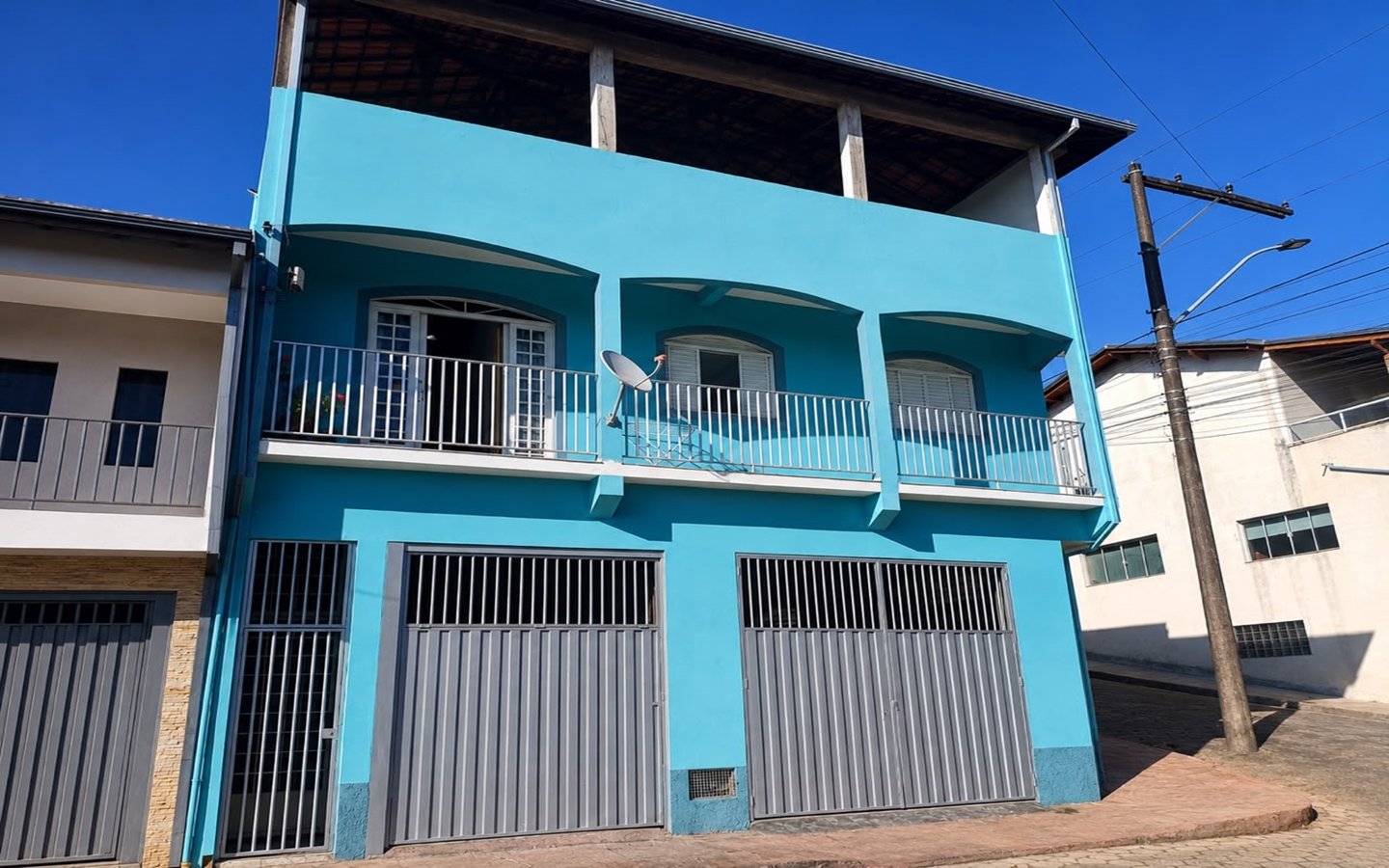 Casa de esquina com 2 garagens independentes e 300m² de construção a venda em Cambui MG