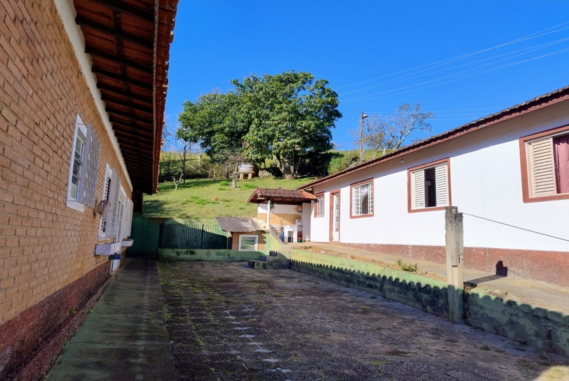 Linda Chácara de 8.000 m² à Venda em Camanducaia MG