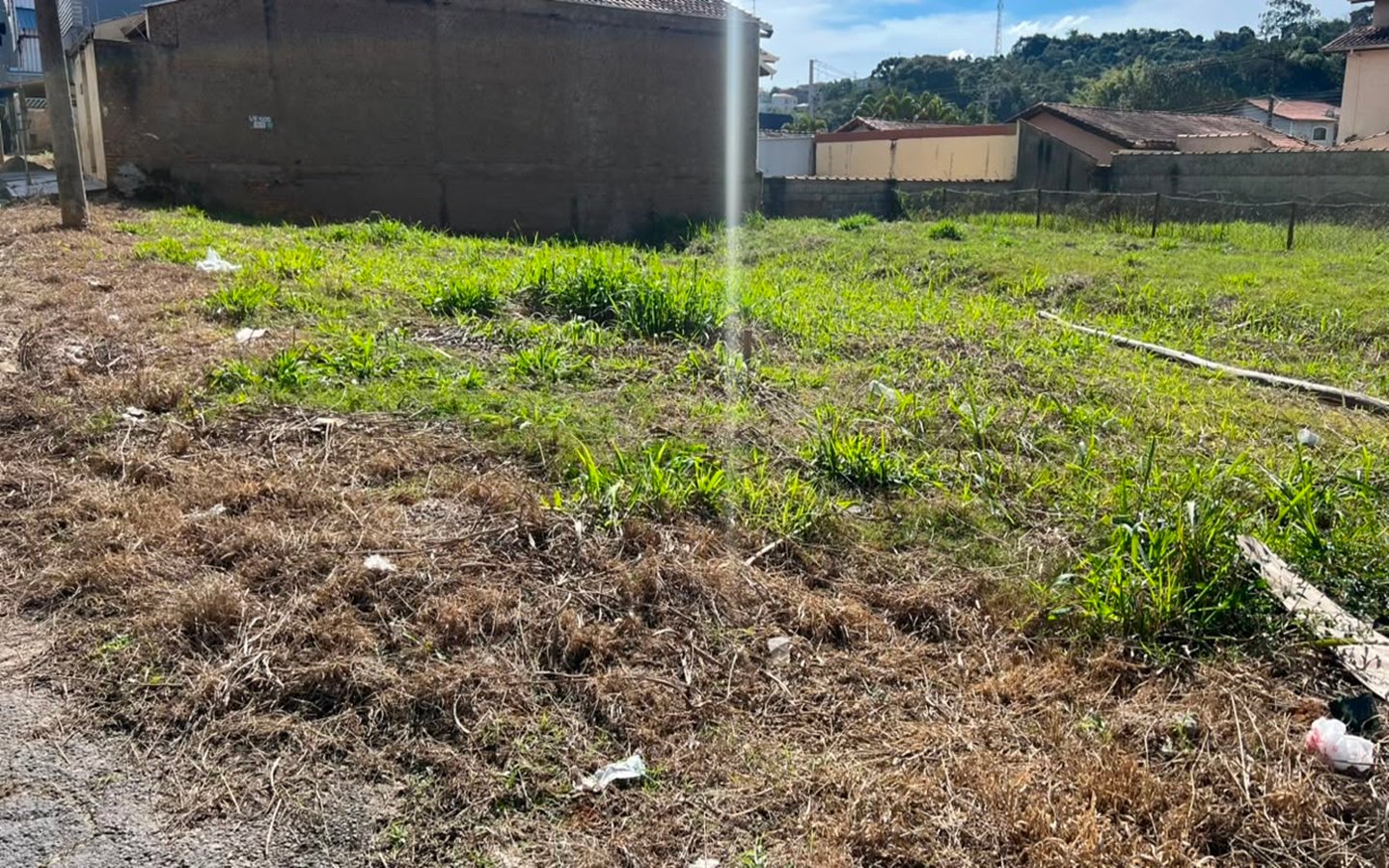 Lote Plano e de Esquina em Excelente Localização À Venda em Cambuí MG