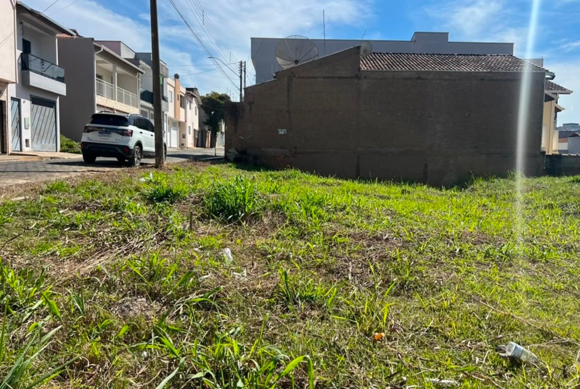 Lote Plano e de Esquina em Excelente Localização À Venda em Cambuí MG