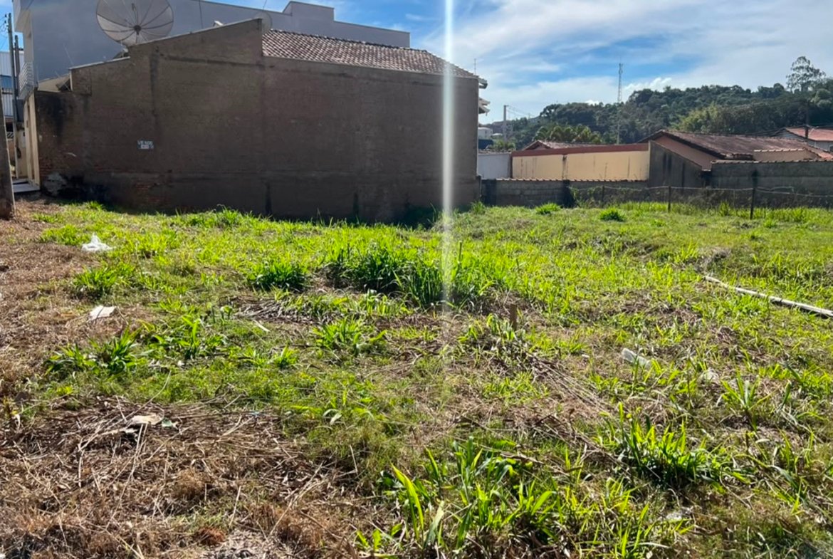 Lote Plano e de Esquina em Excelente Localização À Venda em Cambuí MG