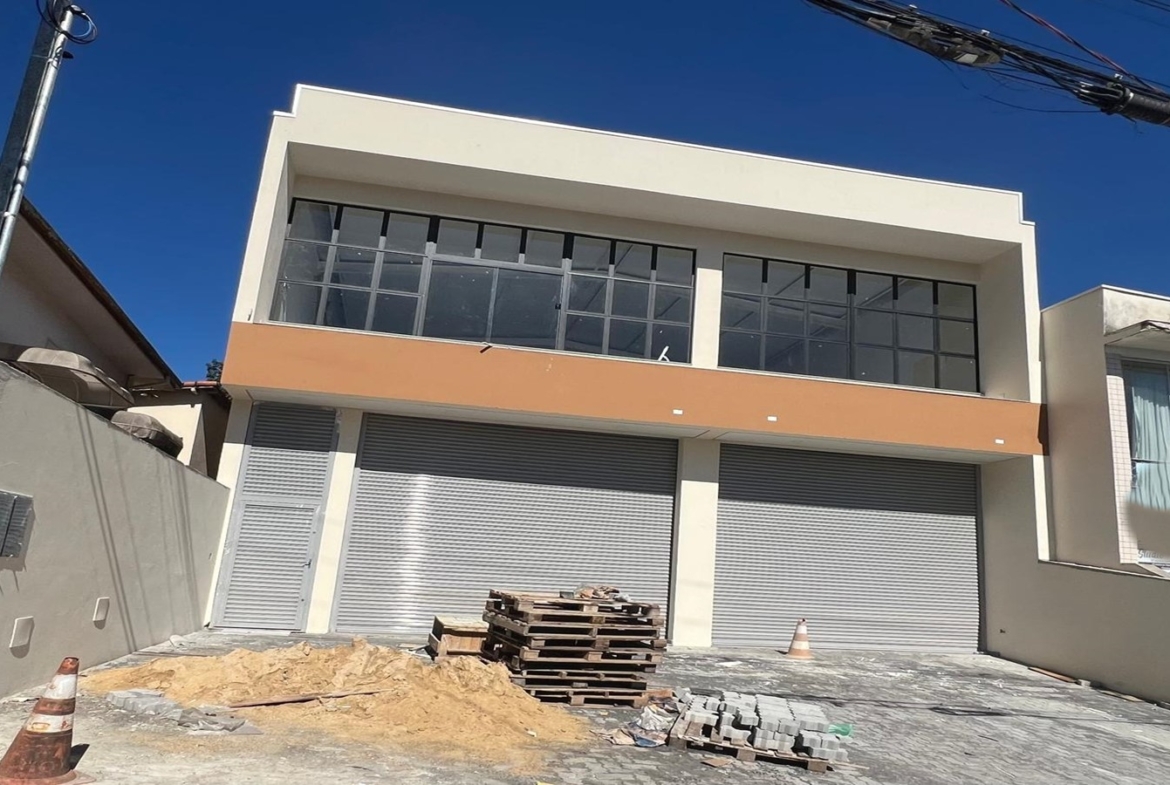 PONTO COMERCIAL NO CENTRO – 1.000 m² | AVENIDA PRINCIPAL