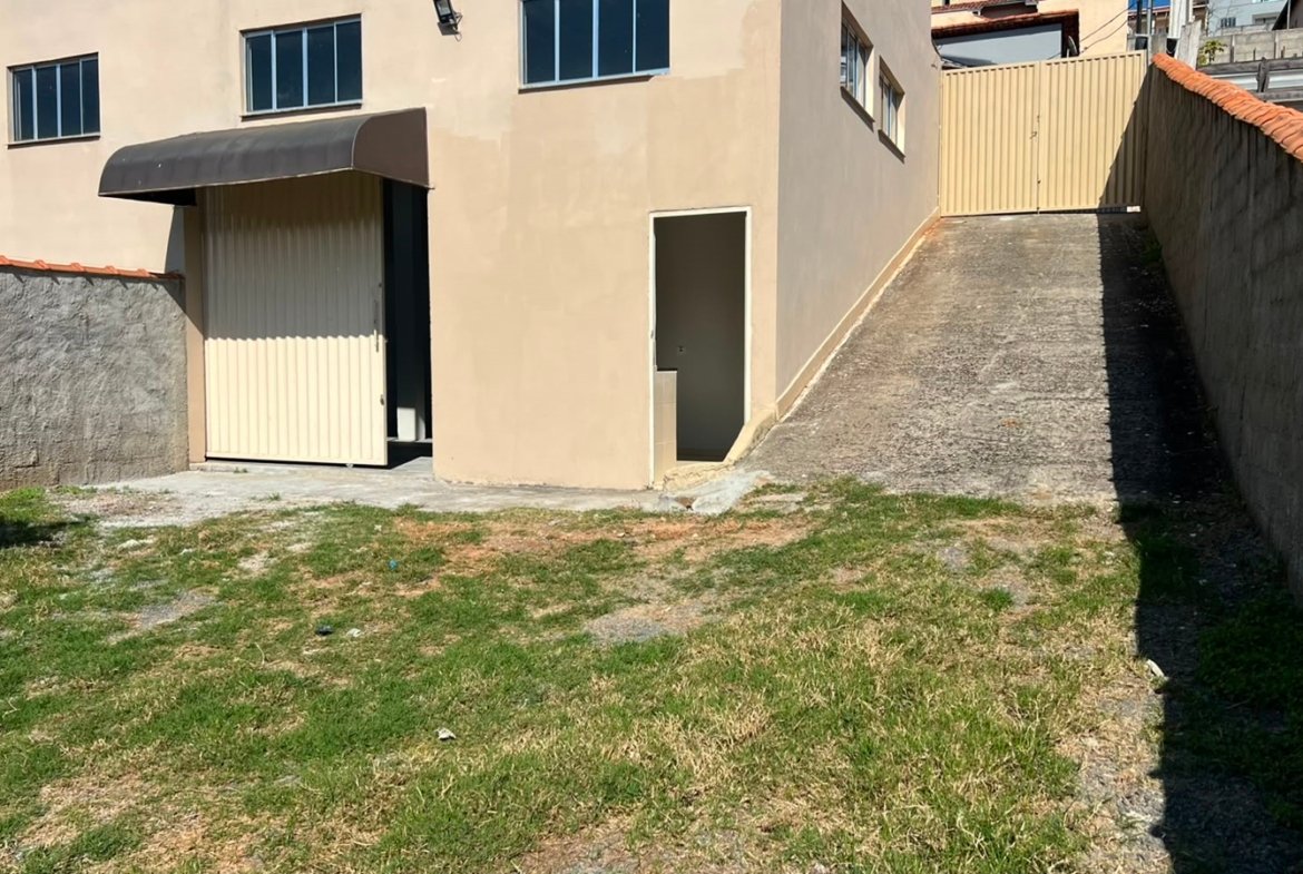Salão comercial com 200m ² e Estacionamento Para Locação em Cambuí MG