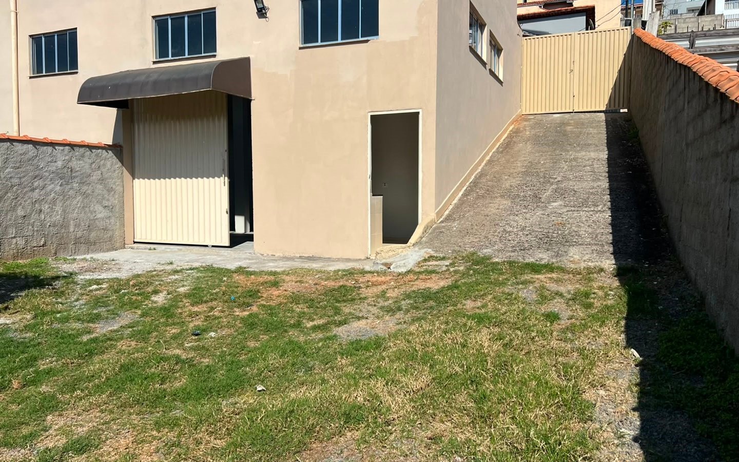 Salão comercial com 200m ² e Estacionamento Para Locação em Cambuí MG cod2499 (1) Salão comercial com 200m ² e Estacionamento Para Locação em Cambuí MG