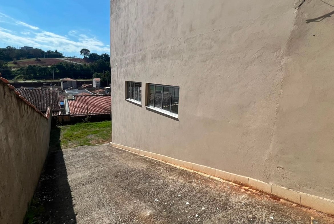 Salão comercial com 200m ² e Estacionamento Para Locação em Cambuí MG