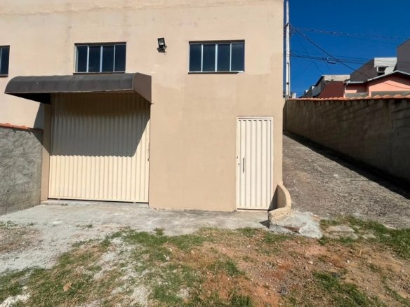 Salão comercial com 200m ² e Estacionamento Para Locação em Cambuí MG