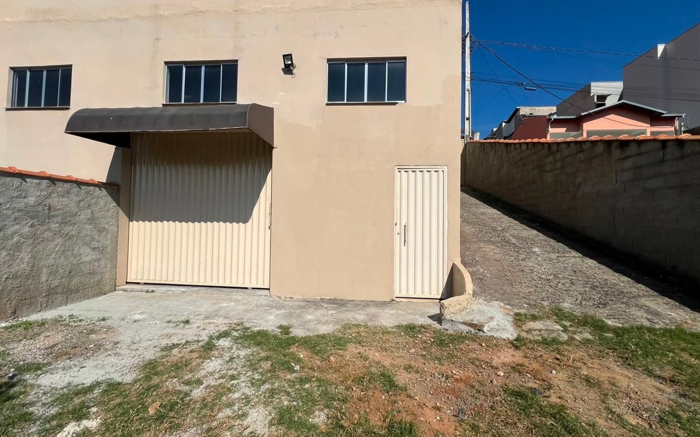 Salão comercial com 200m ² e Estacionamento Para Locação em Cambuí MG cod2499 (12) Salão comercial com 200m ² e Estacionamento Para Locação em Cambuí MG