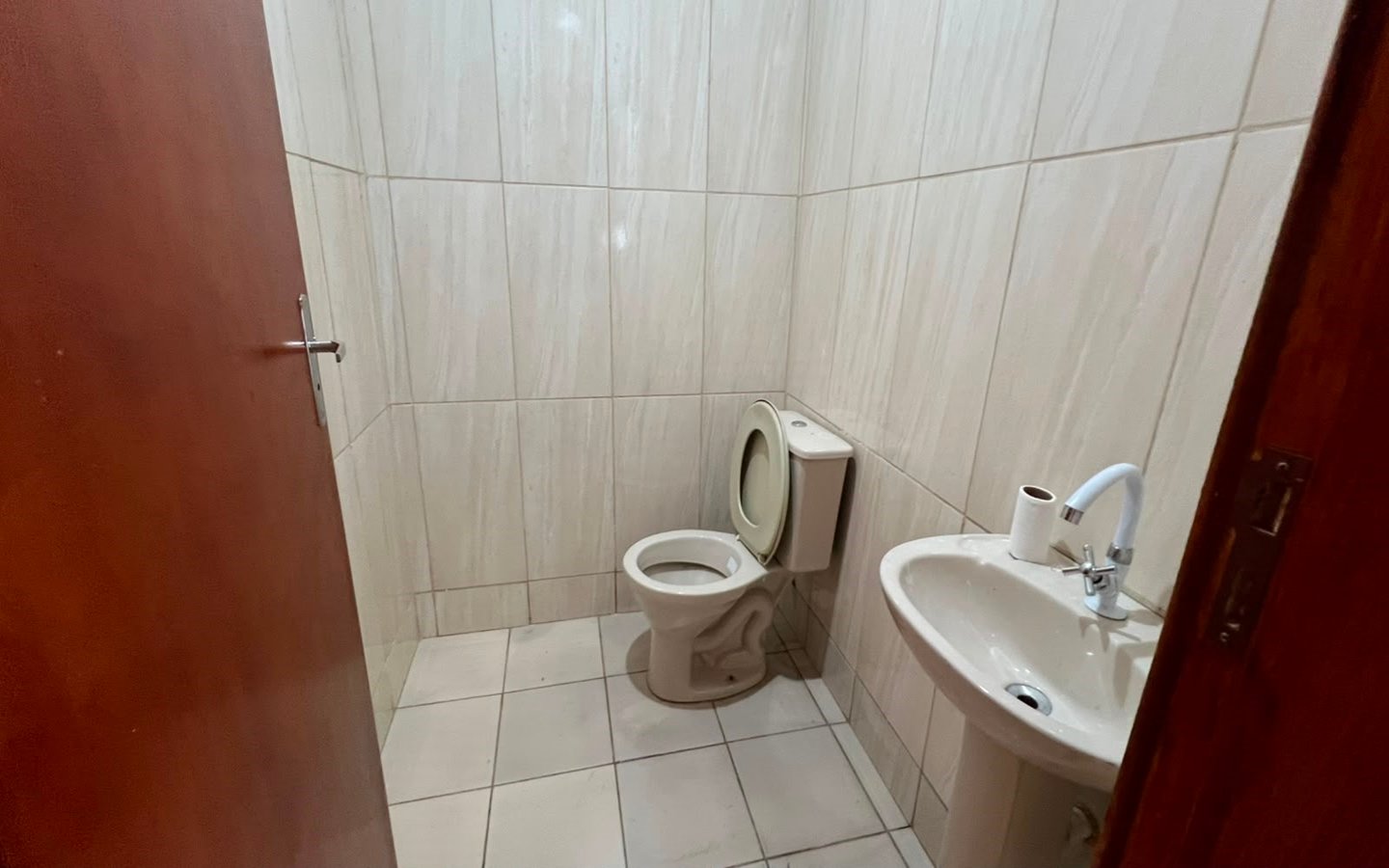 Salão comercial com 200m ² e Estacionamento Para Locação em Cambuí MG cod2499 (3) Salão comercial com 200m ² e Estacionamento Para Locação em Cambuí MG
