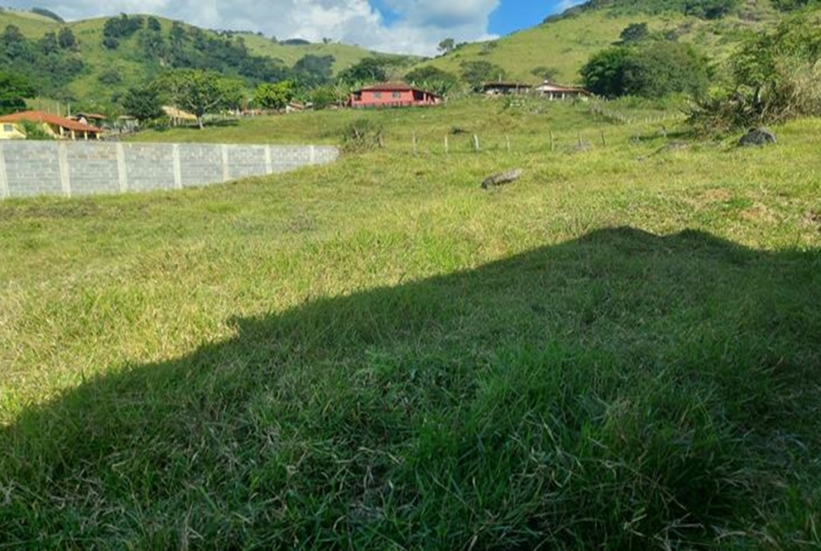 Terreno a 2km da Cachoeira com 2000 m² a Venda em Cambuí MG