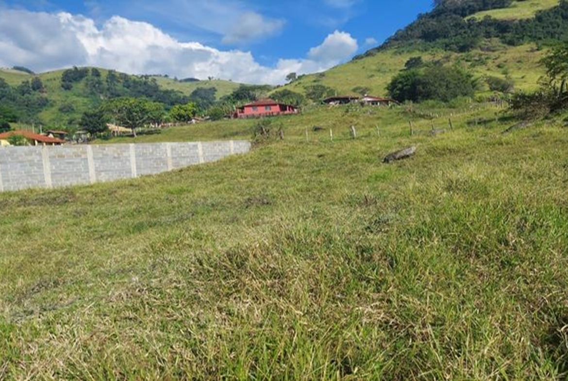 Terreno a 2km da Cachoeira com 2000 m² a Venda em Cambuí MG